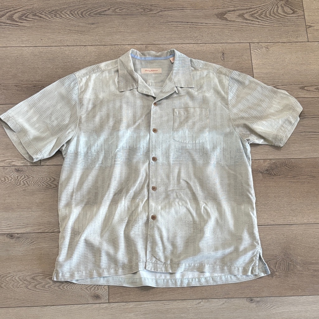 Tommy Bahama Camp Shirt In 100% Silk. Men's Xl. Excellent Condition. Very Sharp!
